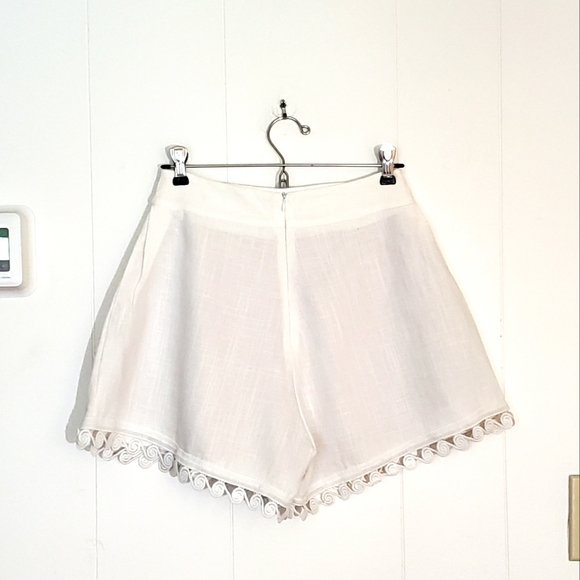 Amy Store Eyeket & Scalloped Hem Shorts - Picture 3 of 5